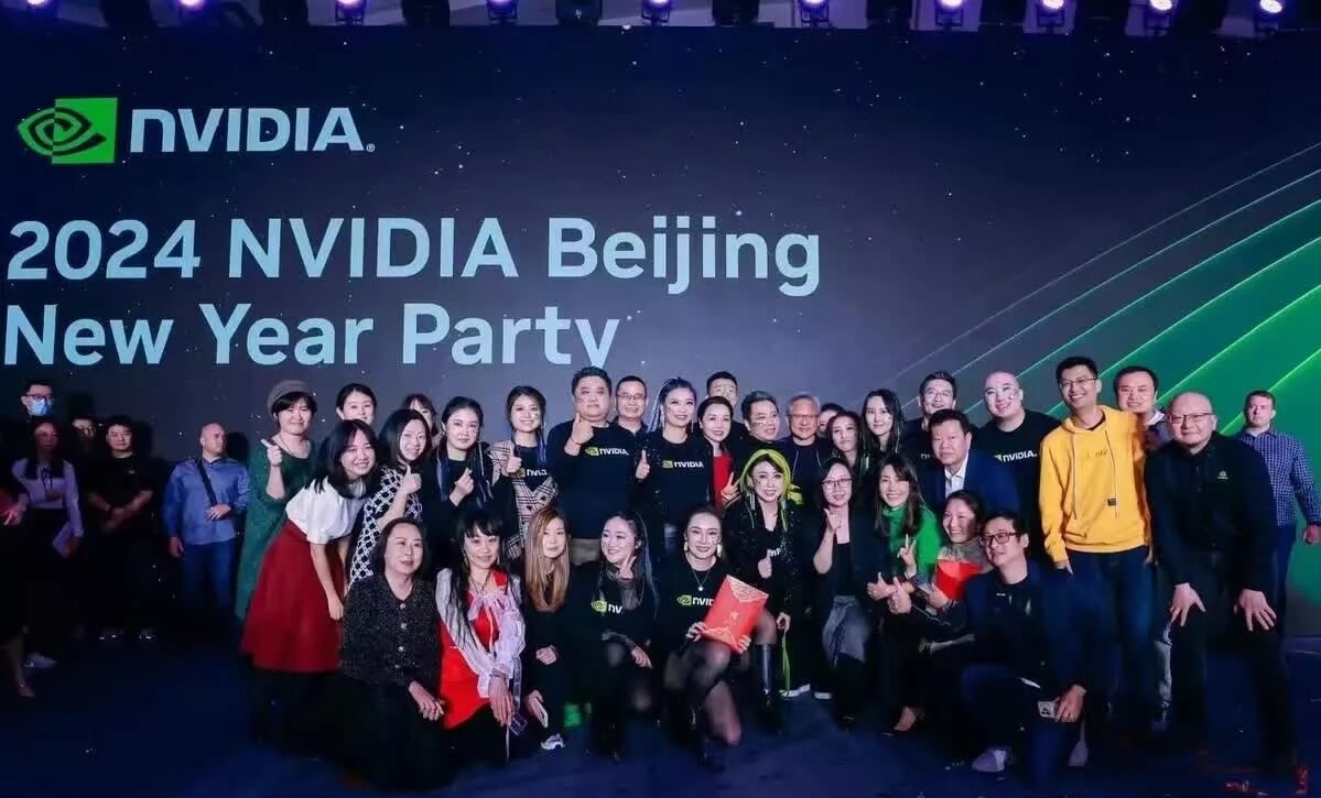Nvidia CEO Makes First China Tour in Years as US Curbs Roil AI 随着美国限制影响人工智能，英伟达首席执行官多年来首次访问中国