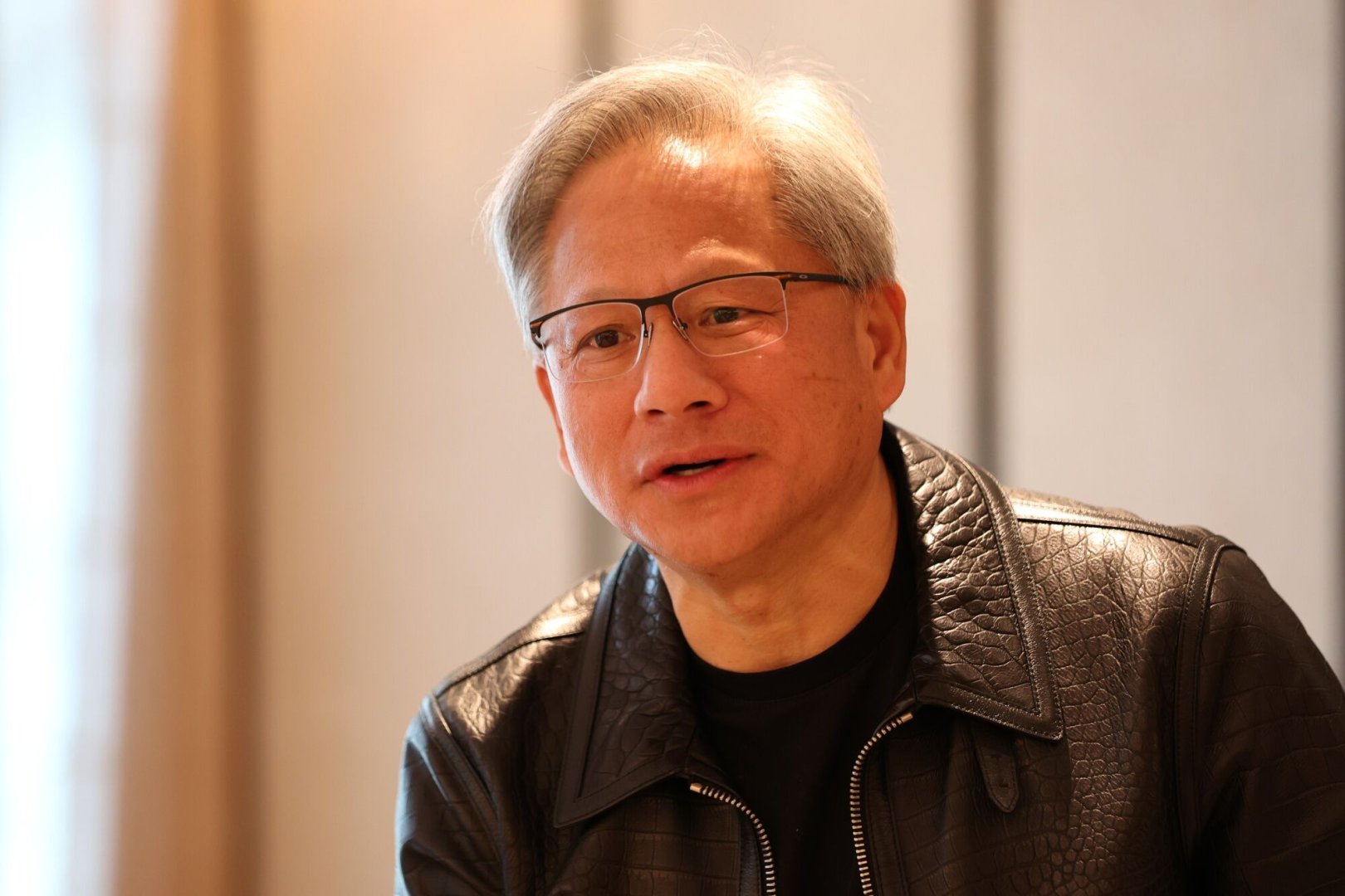 Nvidia CEO Makes First China Tour in Years as US Curbs Roil AI 随着美国限制影响人工智能，英伟达首席执行官多年来首次访问中国